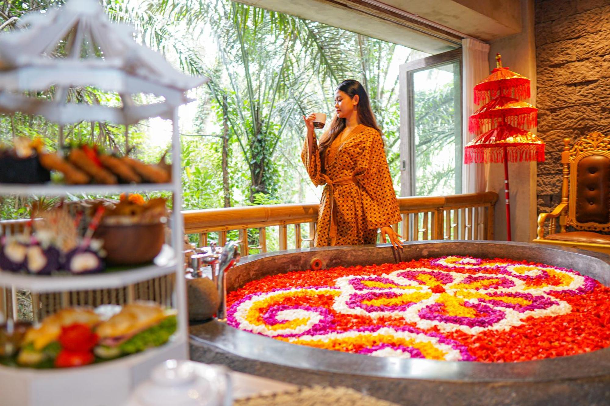 Kastara Resort Ubud Exterior foto A woman enjoying the spa at the resort