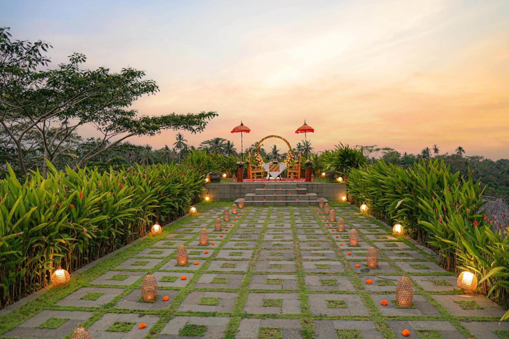 Kastara Resort Ubud Exterior foto The path to the temple