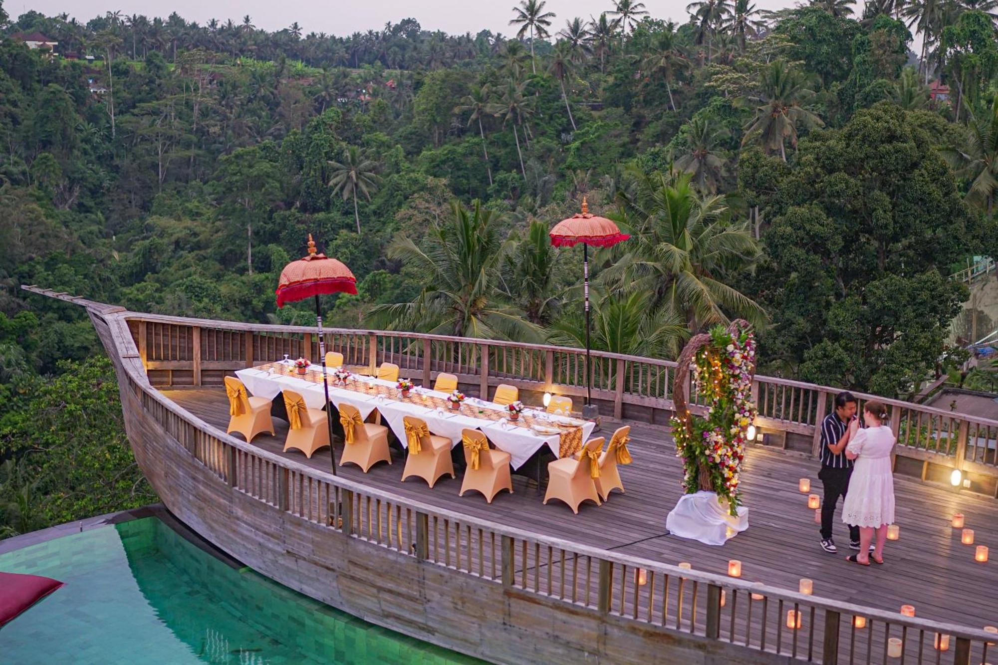 Kastara Resort Ubud Exterior foto The deck at the Hanging Gardens of Bali